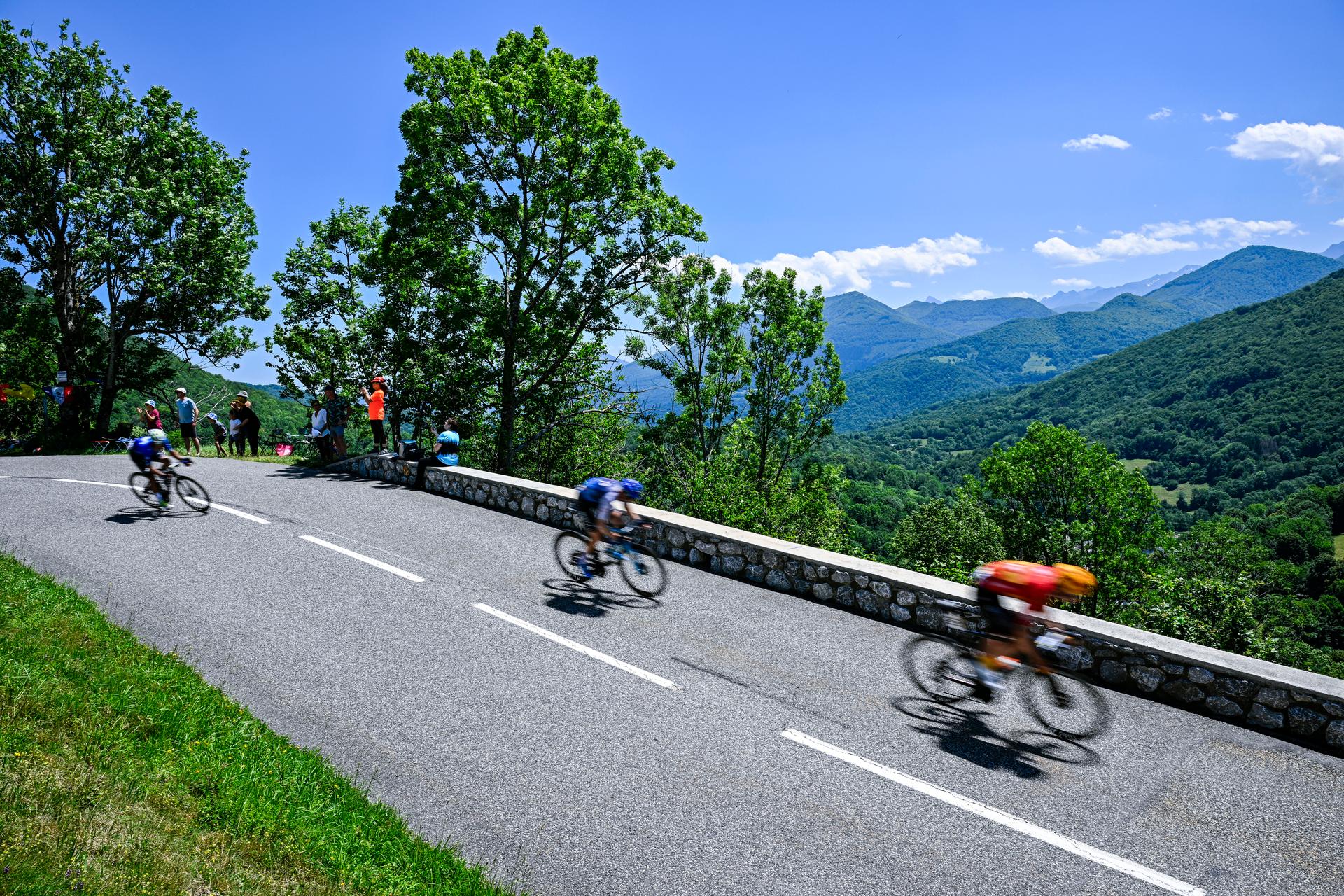 Illustration picture shows riders in  descent during stage 15 of the 2024 Tour de France cycling race, from Loudenvielle to Plateau de Beille, France (107,7 km), on Sunday 14 July 2024. The 111th edition of the Tour de France starts on Saturday 29 June and will finish in Nice, France on 21 July. BELGA PHOTO JASPER JACOBS