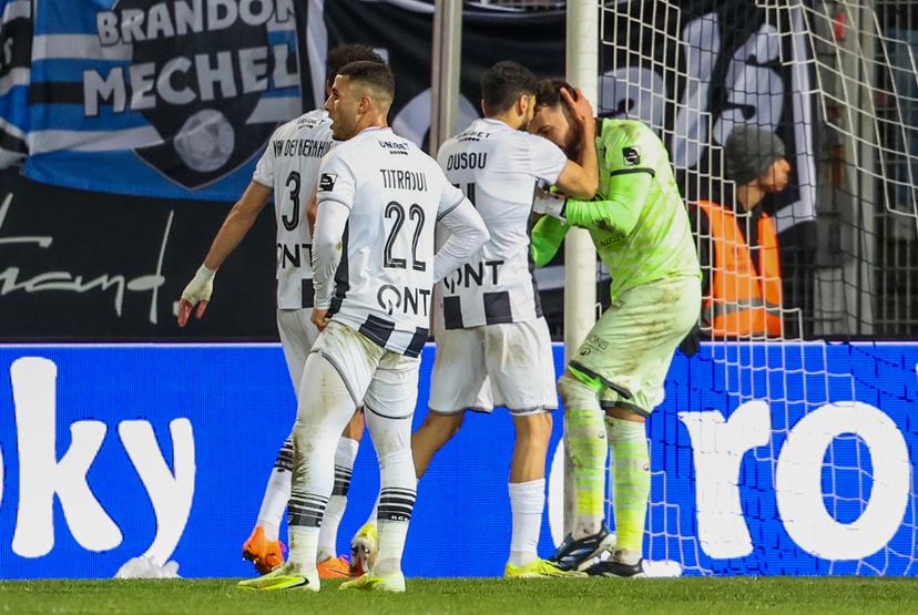 Charleroi's goalkeeper Martin Delavallee fights for the ball during a soccer game between Sporting Charleroi vs Club Brugge, in the 1/4 final of the Croky Cup Belgian cup, Tuesday 13 January 2026 in Charleroi. BELGA PHOTO VIRGINIE LEFOUR