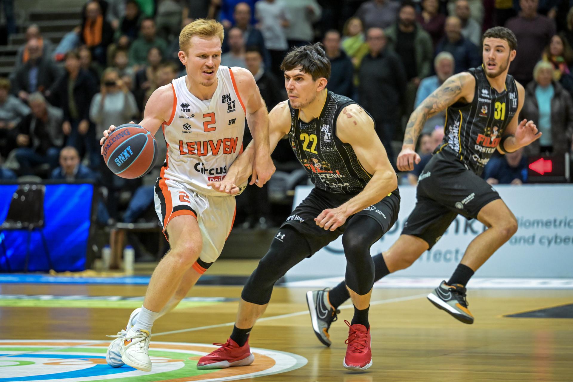 Leuven's Wilson Pruitt and oostende's Andre Gustavson fight for the ball during a basketball match between Leuven Bears and BC Oostende, Saturday 13 December 2025 in Leuven, on day 11 of the 'BNXT League' Belgian/ Dutch first division basket championship. BELGA PHOTO DAVID PINTENS