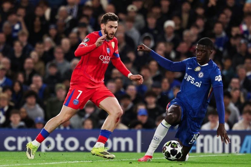 Paris Saint-Germain's Georgian forward #07 Khvicha Kvaratskhelia fights for the ball with Chelsea's French defender #19 Mamadou Sarr during the UEFA Champions League round of 16 second leg football match between Chelsea FC and Paris Saint-Germain (PSG) at Stamford Bridge, west London on March 17, 2026.  FRANCK FIFE / AFP