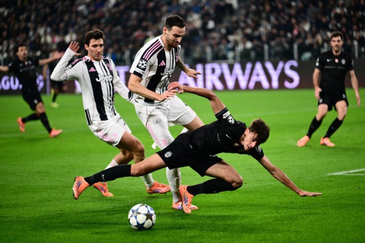 Juventus' Italian defender #04 Federico Gatti (C) fights for the ball with Sporting Lisbon's Greek defender #13 Georgios Vagiannidis during the UEFA Champions League - league phase day 4 football match between Juventus and Sporting CP at the Allianz stadium in Turin, on November 4, 2025. Marco BERTORELLO / AFP