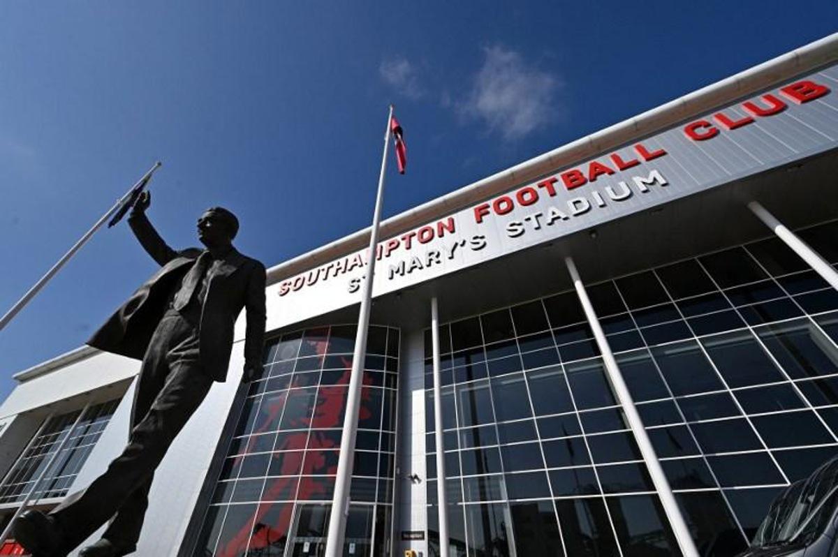 A statue of Ted Bates, a former player, manager and president of Southampton football club, is seen ahead of the English Premier League football match between Southampton and Burnley at St Mary's Stadium in Southampton, southern England on April 4, 2021. Glyn KIRK / POOL / AFP RESTRICTED TO EDITORIAL USE. No use with unauthorized audio, video, data, fixture lists, club/league logos or 'live' services. Online in-match use limited to 120 images. An additional 40 images may be used in extra time. No video emulation. Social media in-match use limited to 120 images. An additional 40 images may be used in extra time. No use in betting publications, games or single club/league/player publications.