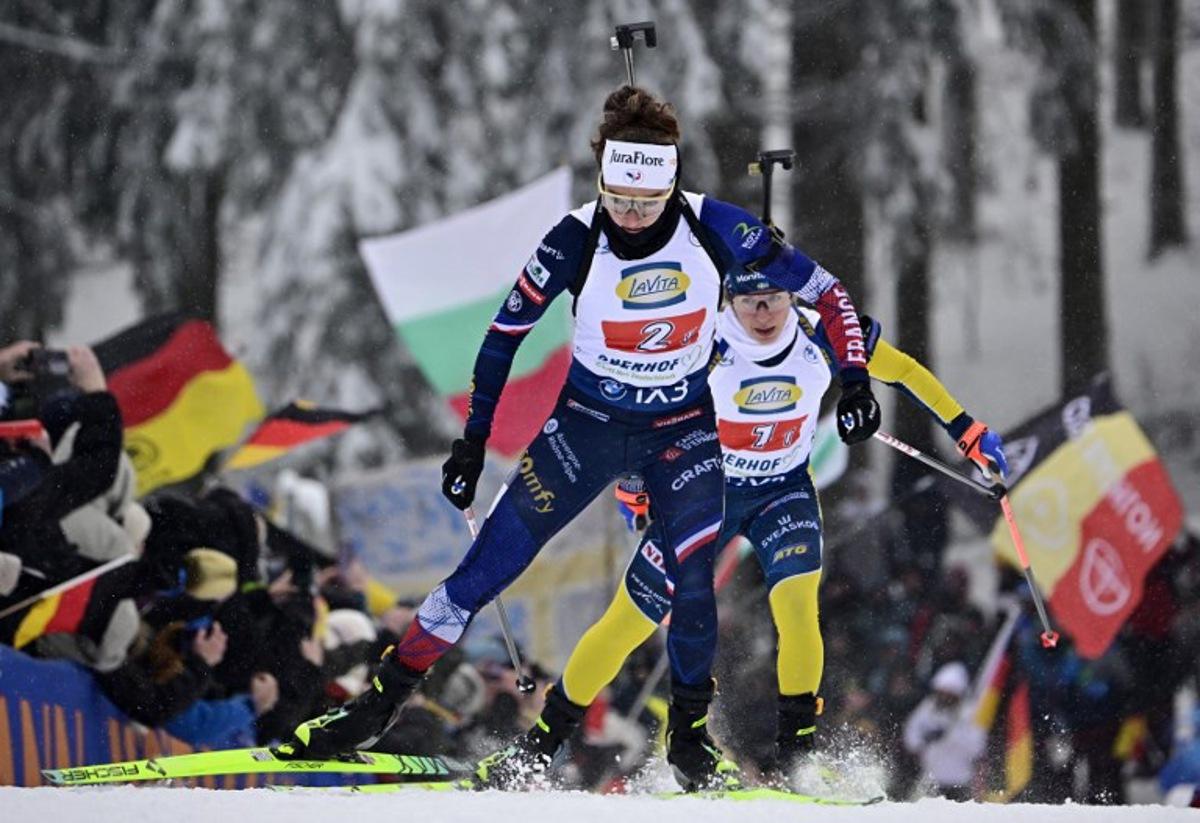 France's Lou Jeanmonnot (L) and Sweden's Anna Magnusson compete during the women's 4x6km relay event of the IBU Biathlon World Cup in Oberhof, eastern Germany on January 10, 2026. Tobias SCHWARZ / AFP