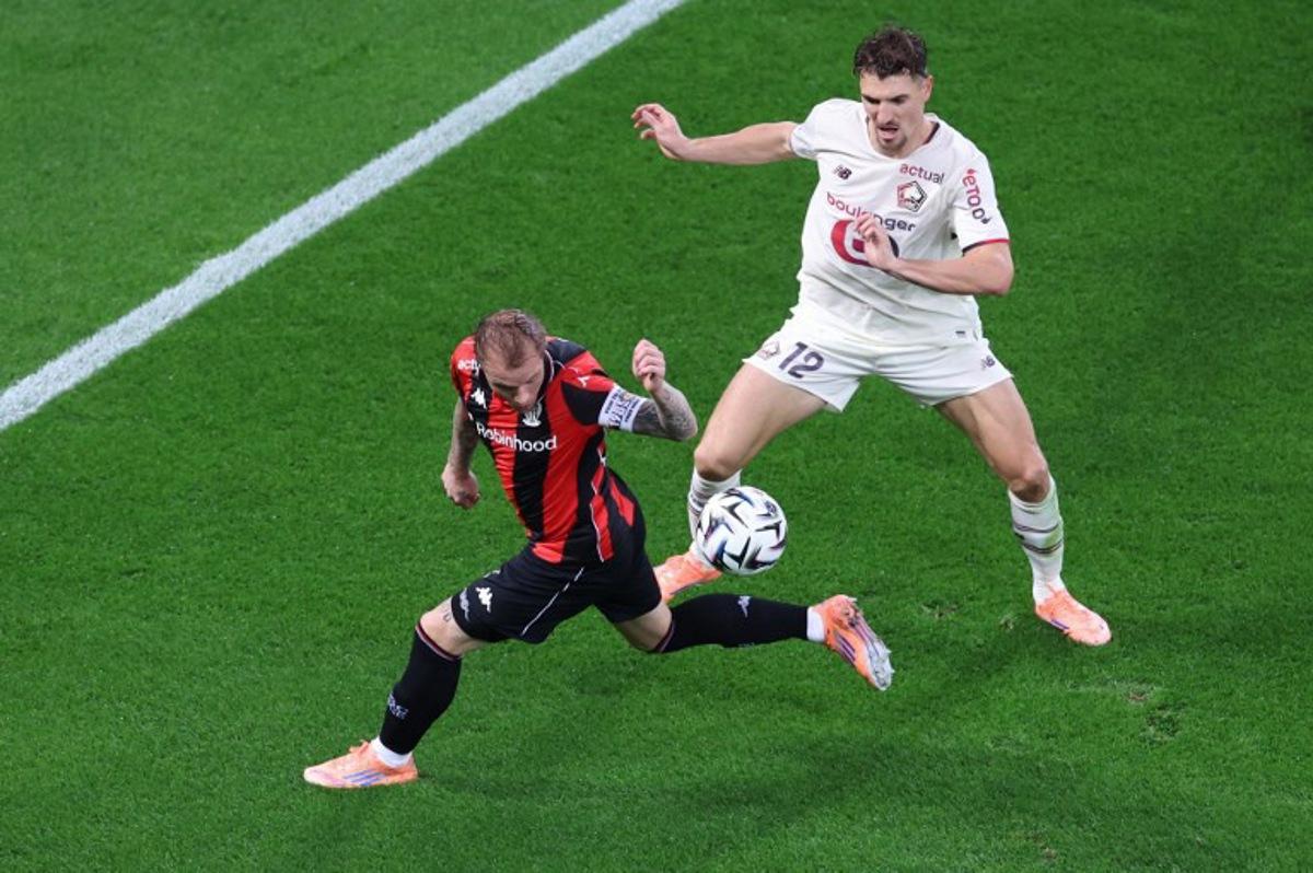 Nice's French defender #26 Melvin Bard (L) and Lille's Belgian defender #12 Thomas Meunier (R) fight for the ball during the French L1 football match between OGC Nice and LOSC Lille at the Allianz Riviera stadium in Nice, south-eastern France, on October 29, 2025. Valery HACHE / AFP