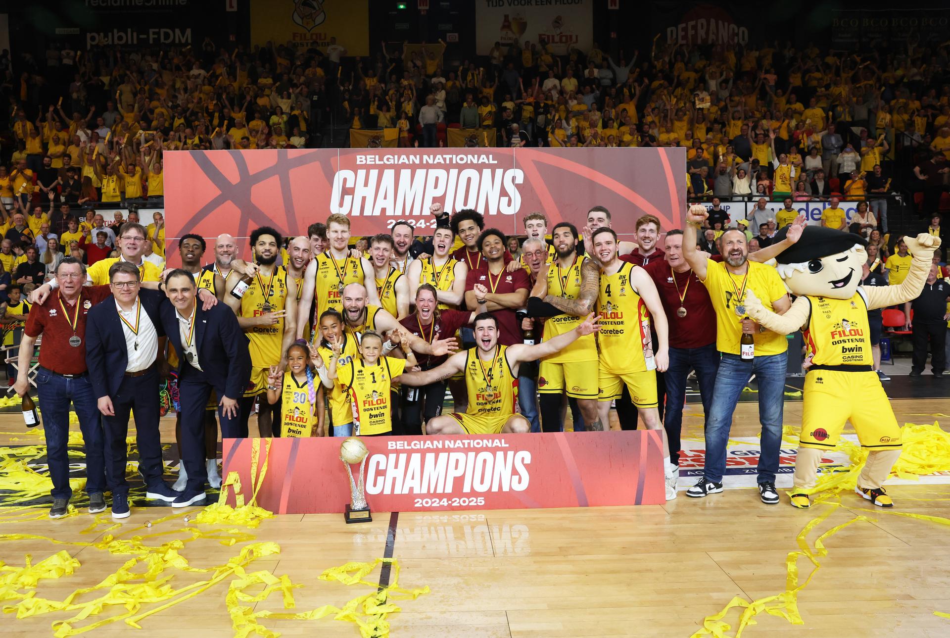 Oostende's players and staff celebrate after winning the Belgian BNXT championship, Saturday 07 June 2025 in Oostende. BC Oostende defeats Kangoeroes Mechelen 100-76 in the fourth game of the best-of-5 finals in the playoffs of the 'BNXT League' Belgian/ Dutch first division basket championship. BELGA PHOTO KURT DESPLENTER