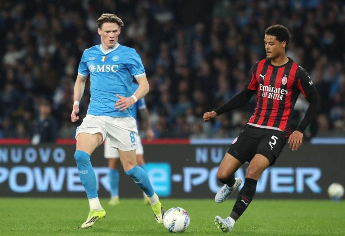 Napoli's Scottish midfielder #08 Scott McTominay (L) and AC Milan's Belgian defender #05 Koni De Winter (R) fight for the ball during the Italian Serie A football match between SSC Napoli and AC Milan at the Diego Armando Maradona Stadium in Naples on April 6, 2026. CARLO HERMANN / AFP