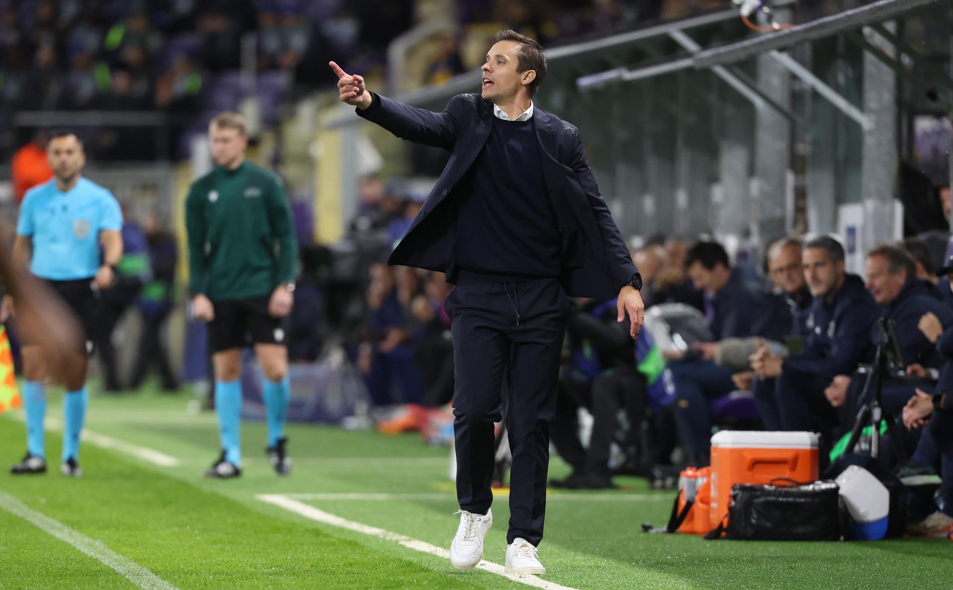 Union's head coach David Hubert gestures during a soccer game between Belgian Royale Union Saint-Gilloise and Italian Internazionale Milano, Tuesday 21 October 2025 in Brussels, on the third day of the League phase of the UEFA Champions League tournament. BELGA PHOTO VIRGINIE LEFOUR