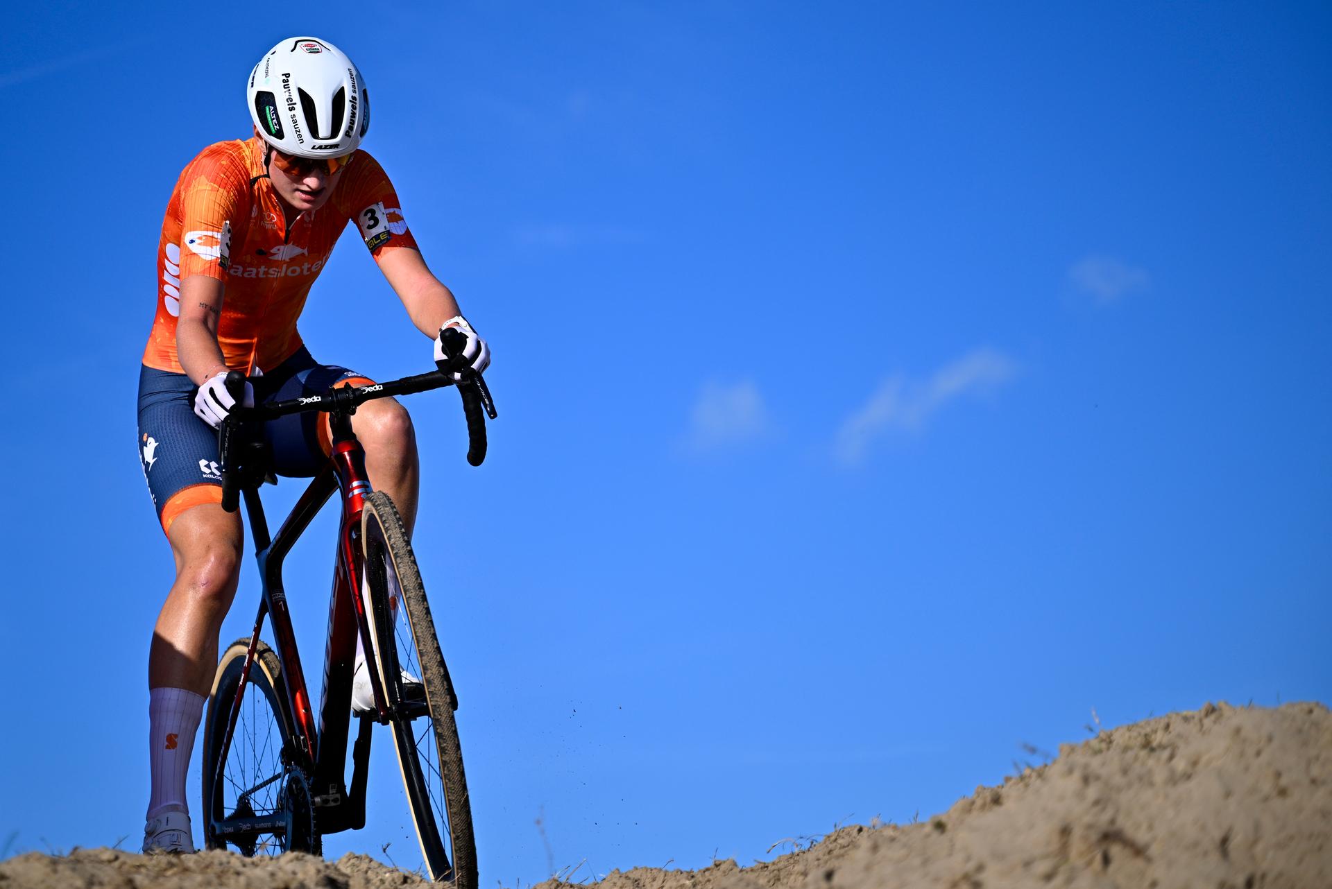 Dutch Leonie Bentveld pictured in action during the U23 women race at the UEC Cyclocross European Championships, Sunday 09 November 2025, in Middelkerke. BELGA PHOTO JASPER JACOBS