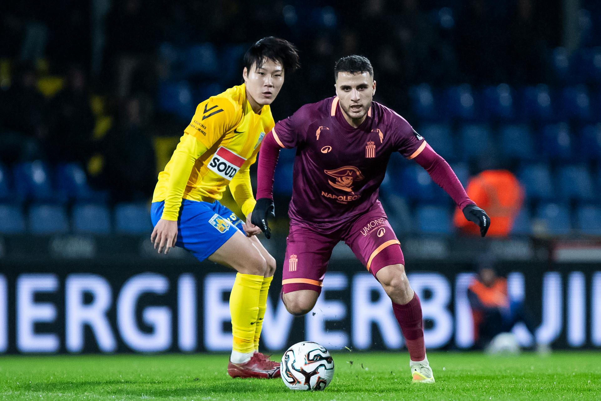 Westerlo's Isa Sakamoto and Charleroi's Yacine Titraoui pictured during a soccer match between KVC Westerlo and Sporting Charleroi, Sunday 22 February 2026 in Westerlo, on day 26 of the 2025-2026 'Jupiler Pro League' first division of the Belgian championship. BELGA PHOTO KRISTOF VAN ACCOM