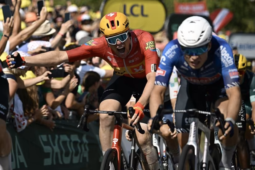 Uno-X Mobility team's Norwegian rider Soren Waerenskjold cycles to the finish line to win the 11th stage ahead of Alpecin - Premier Tech team's Belgian rider Jasper Philipsen (R) during the 113th edition of the Tour de France cycling race, 161,3 km between Vichy and Nevers in central France, on July 15, 2026. Loic VENANCE / AFP