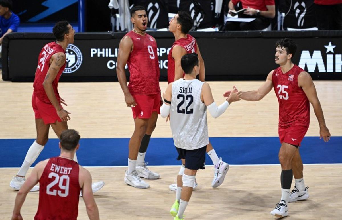 US players celebrate a point against Cuba during their match at the Men's World Volleyball Championship in Manila on September 17, 2025. Ted ALJIBE / AFP