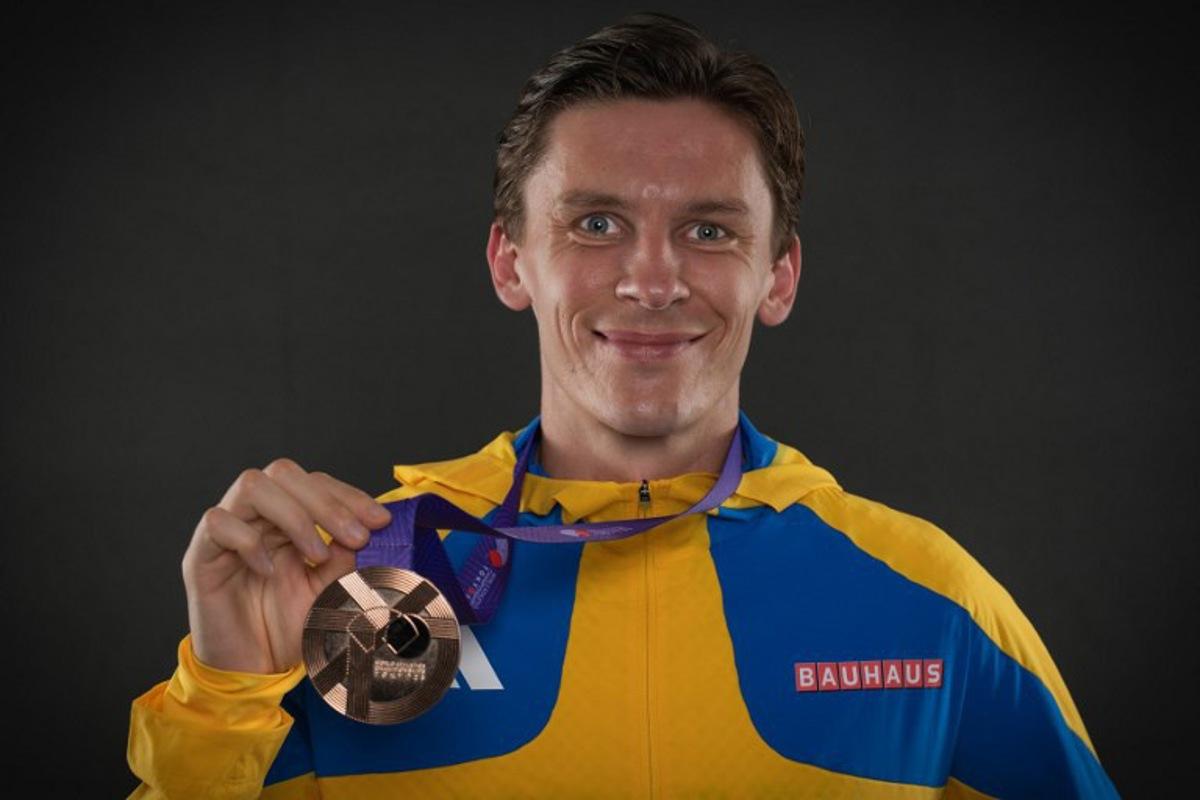 Bronze medallist of the men's 10000m final Sweden's Andreas Almgren poses with his medal for portraits during a studio photo session on the sidelines of the World Athletics Championships in Tokyo on September 15, 2025. Andrej ISAKOVIC / AFP