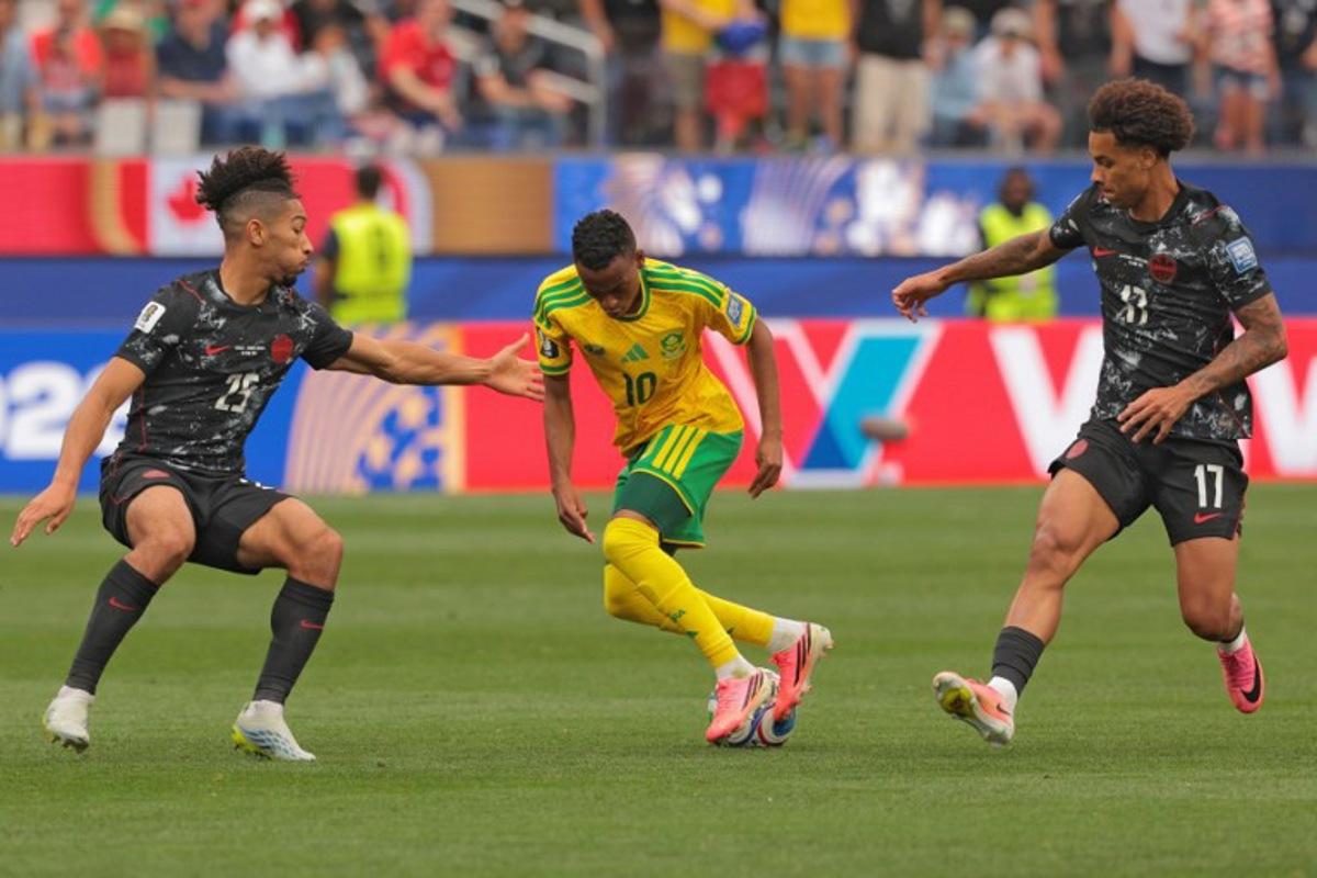 Canada's midfielder #25 Nathan Saliba, South Africa's forward #10 Relebohile Mofokeng, and Canada's midfielder #17 Tajon Buchanan fight for the ball during the 2026 World Cup round of 32 football match between South Africa and Canada at the Los Angeles Stadium in Inglewood on June 28, 2026. Etienne LAURENT / AFP