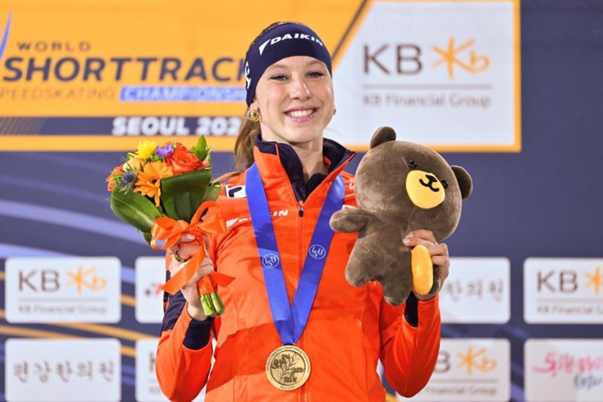 Gold medallist Suzanne Schulting of the Netherlands poses during the awards ceremony of the women's 1500m event at the ISU World Short Track Championships 2023 in Seoul on March 11, 2023. Jung Yeon-je / AFP