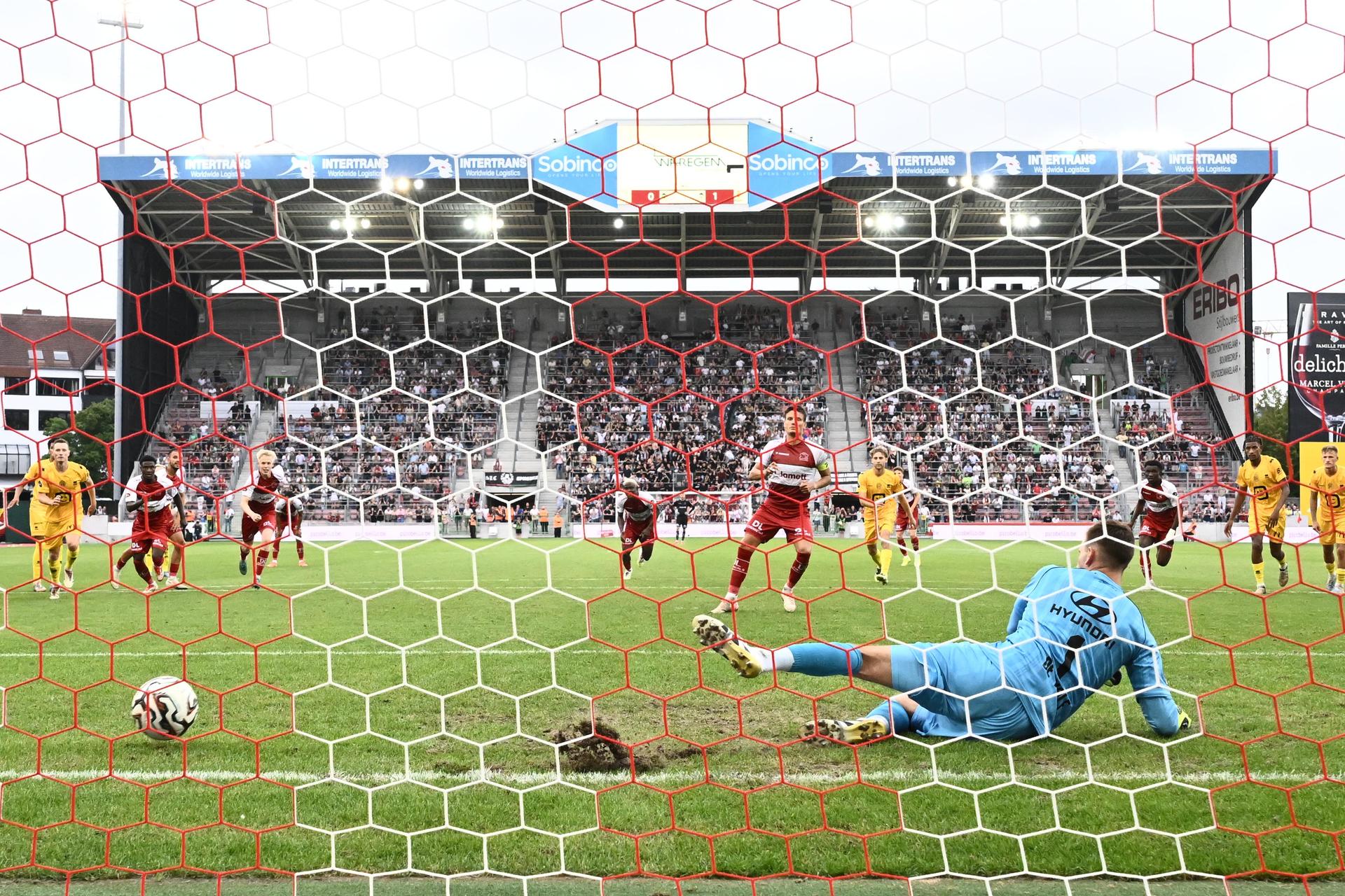 Essevee's Jelle Vossen scores from penalty during a soccer match between Zulte Waregem and KV Mechelen, Saturday 26 July 2025 in Waregem, on day 1 of the 2025-2026 'Jupiler Pro League' first division of the Belgian championship. BELGA PHOTO MAARTEN STRAETEMANS