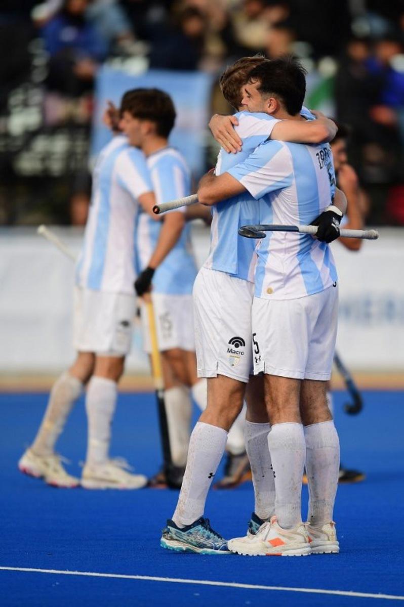 Argentina's Facundo Zarate (R) and Thomas Habif celebrate after winning the Pan American Cup men's field hockey final between Argentina and the United States at Cancha Celeste in Montevideo on August 3, 2025. Dante FERNANDEZ / AFP