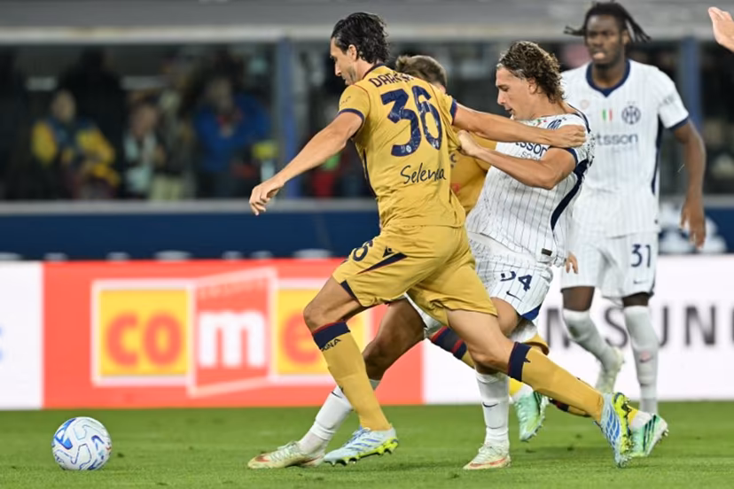 Inter Milan's Italian forward #94 Pio Esposito fights for the ball with Bologna's Italian defender #36 Matteo Darmian during the Italian Serie A football match between Bologna and Inter Milan at the Renato Dall'Ara stadium in Bologna on October 17, 2026. Stefano RELLANDINI / AFP
