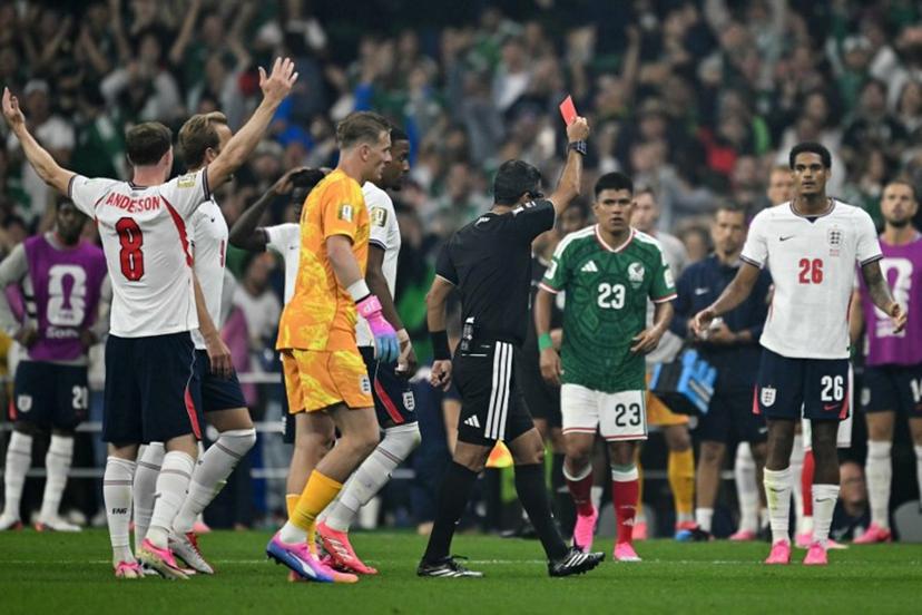 Australian referee Alireza Faghani shows a red card to England's defender #26 Jarell Quansah during the 2026 World Cup round of 16 football match between Mexico and England at the Mexico City Stadium in Mexico City on July 5, 2026. Yuri CORTEZ / AFP
