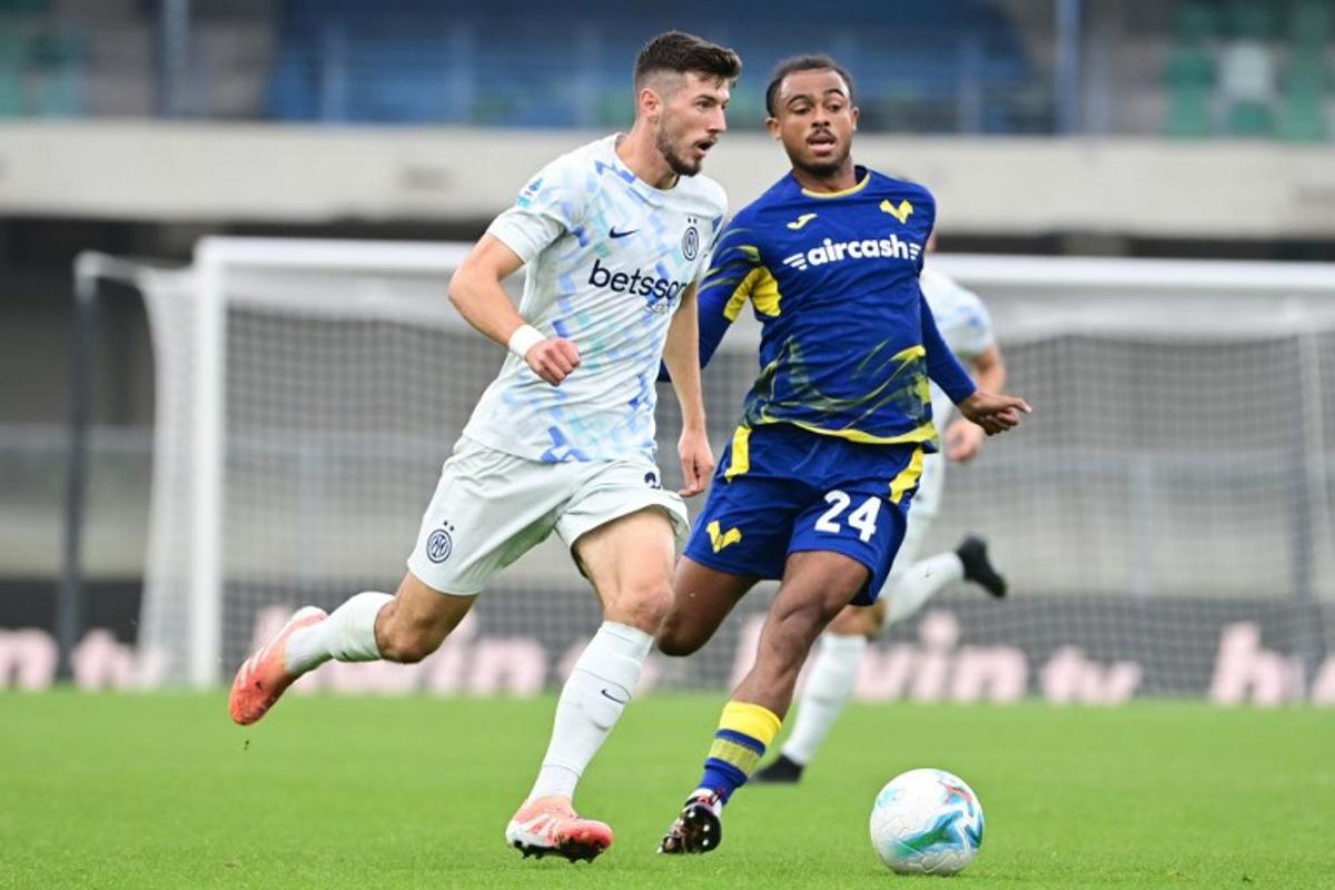 Inter Milan's Croatian midfielder #8 Petar Sucic (L) fights for the ball with Hellas Verona's French midfielder #24 Antoine Bernede during the Italian Serie A football match between Hellas Verona and Inter Milan at the Bentegodi Stadium in Verona, on November 2, 2025. Piero CRUCIATTI / AFP