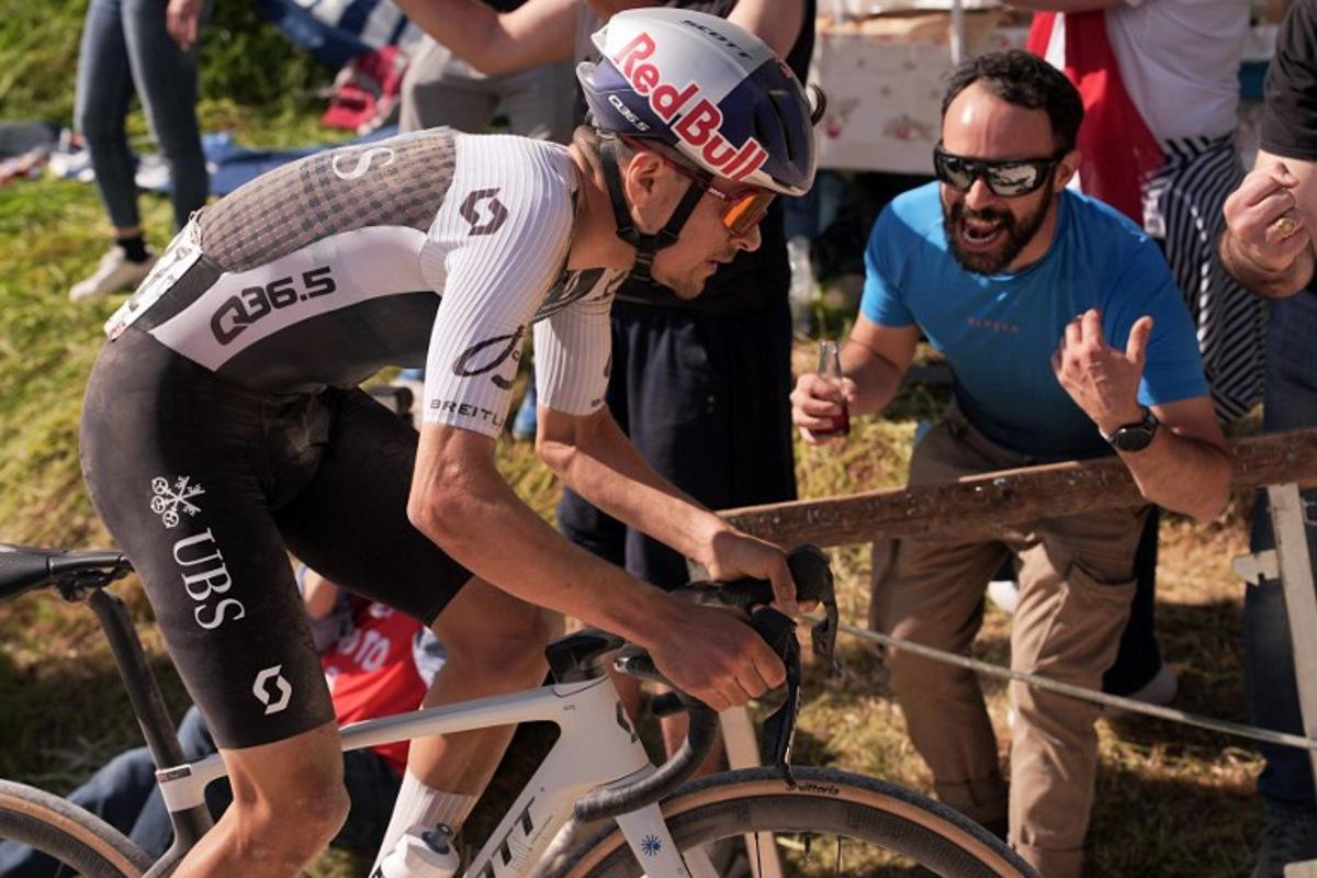Q36.5 Pro Cycling team's British rider Thomas Pidcock rides on a gravel section during the 9th stage of the 108th Giro d'Italia cycling race in Colle Pinzuto near Siena, on May 18, 2025. Marco Alpozzi / POOL / AFP