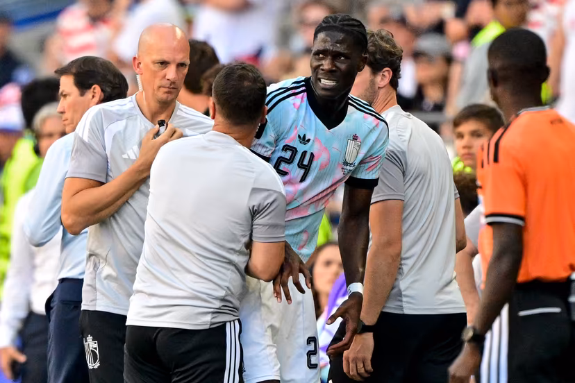 Belgium's Amadou Onana leaves the pitch after being injured during a soccer game between the USA and Belgian national team Red Devils, on Monday 06 July 2026, at the Seattle Field, in Seattle, a 1/8 finals game in the FIFA World Cup 2026. BELGA PHOTO DIRK WAEM