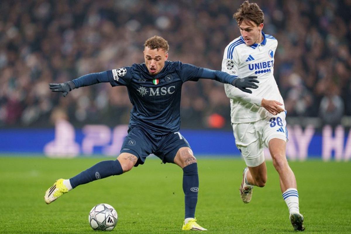 SSC Napoli's Dutch forward Noa Lang (L) fights for the ball with FCK's Danish midfielder William Clem during the UEFA Champions League, league phase day 7 football match between FC Copenhaben and SSC Napoli in Copenhagen, Denmark, on January 20, 2026. Liselotte Sabroe / Ritzau Scanpix / AFP