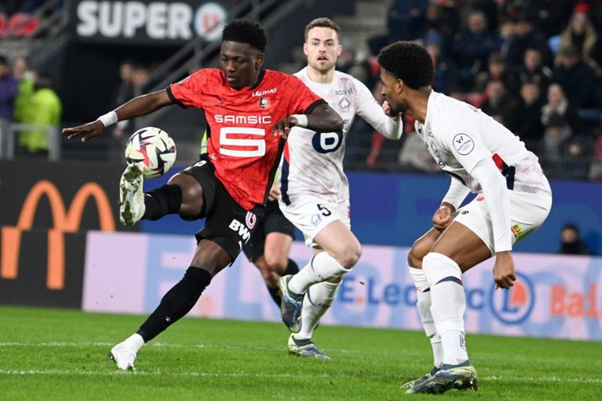 Rennes' Belgian Forward #19 kazeem Olaigre (L) fights for the ball with Lille's Brazilian defender #04 Alexsandro (R) during the French L1 football match between Stade Rennais FC and Lille OSC (LOSC) at the Roazhon Park stadium in Rennes, western France, on February 16, 2025. Lille won 2-0 over Rennes. JEAN-FRANCOIS MONIER / AFP