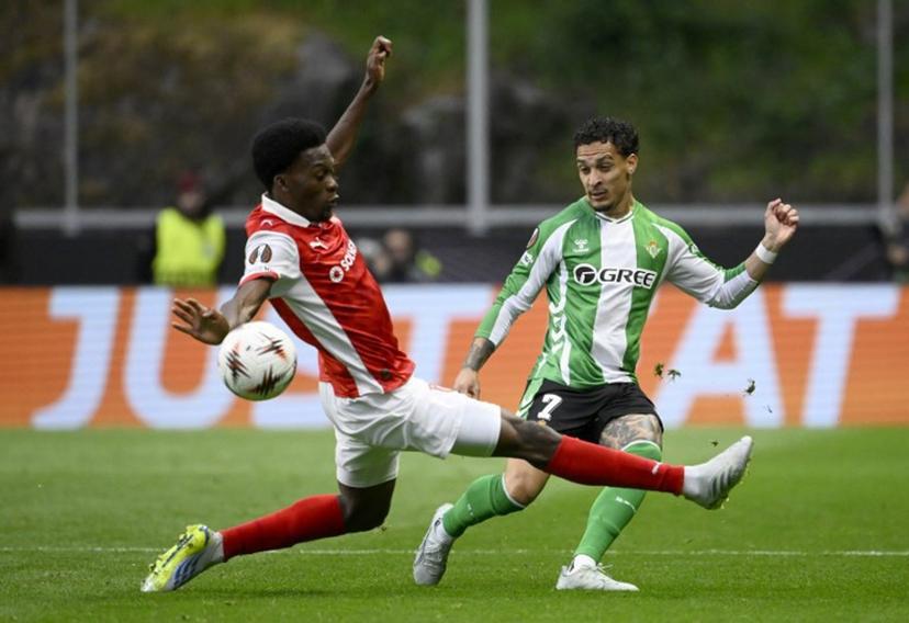Real Betis' Brazilian forward #07 Antony fights for the ball with Sporting Braga's French midfielder #29 Jean-Baptiste Gorby during the UEFA Europa League quarter final first leg football match between SC Braga and Real Betis at Municipal stadium of Braga, on April 8, 2026. Miguel RIOPA / AFP