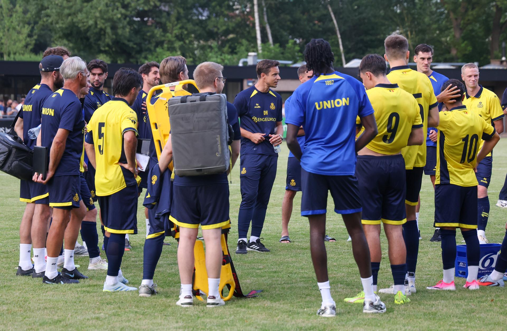 Union's head coach David Hubert talks to his players during a friendly soccer game between Diegem Sport and Royale Union Saint-Gilloise, in Diegem, on Tuesday 30 June 2026. Union is preparing for the upcoming 2026-2027 first division season. BELGA PHOTO VIRGINIE LEFOUR