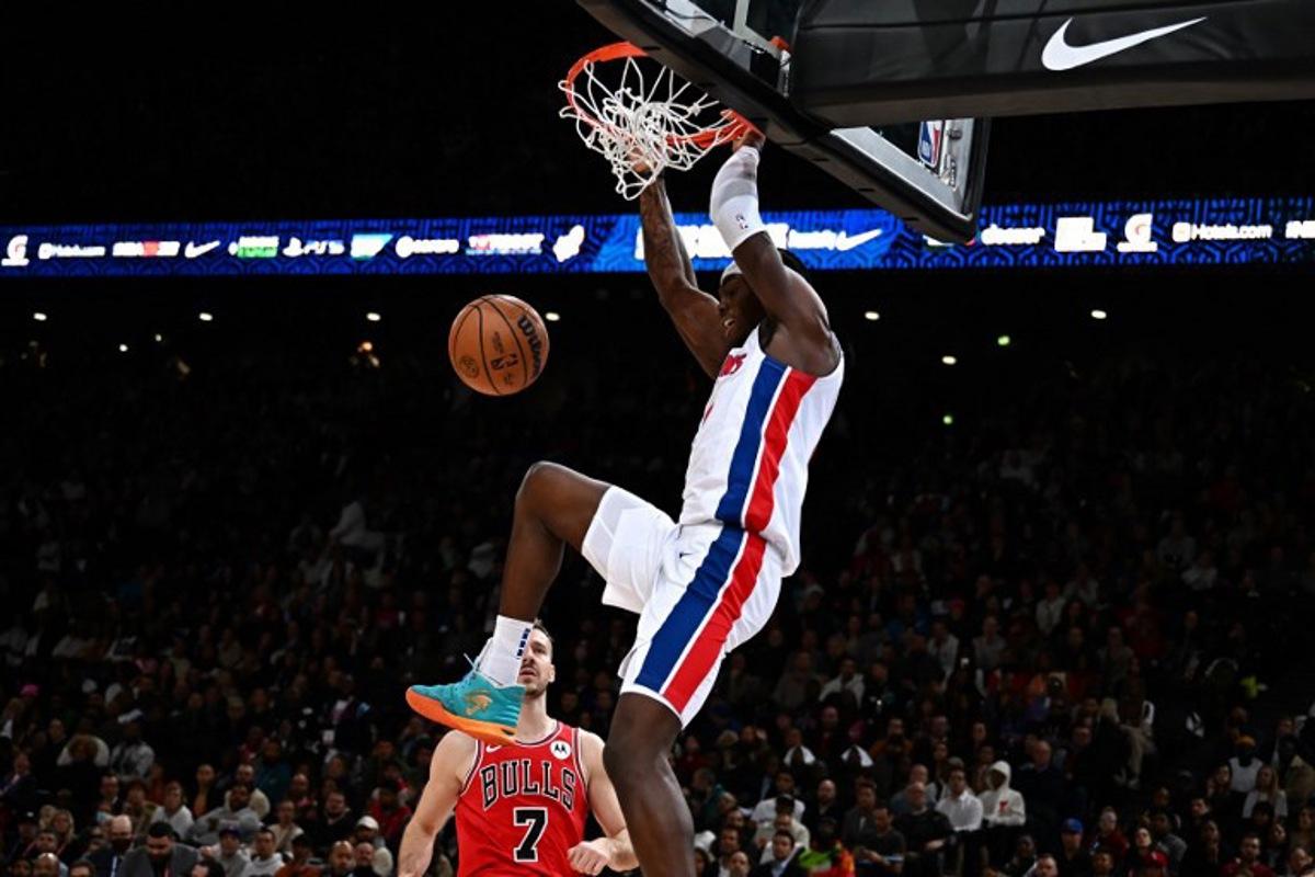 Detroit Pistons' US power forward Jalen Duren dunks on Chicago Bulls' Slovenian point guard Goran Dragic during the 2023 NBA Paris Games basketball match between Detroit Pistons and Chicago Bulls at the Arena stadium in Paris on January 19, 2023. Anne-Christine POUJOULAT / AFP