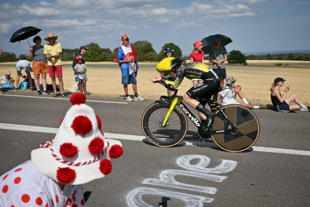 Team Visma | Lease a Bike's Canadian rider Sarah Van Dam competes during the individual time-trial in the 4th (out of 9) stage of the fifth edition of the Women's Tour de France cycling race, 21 km time trial between Gevrey-Chambertin and Dijon, eastern France on August 4, 2026. NICOLAS TUCAT / AFP