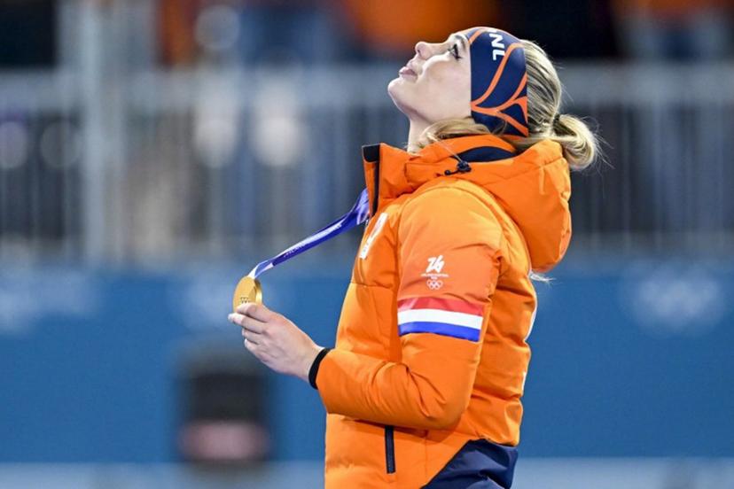 Gold medallist Netherlands' Jutta Leerdam poses on the podium at the end of the speed skating women's 1000m during the Milano Cortina 2026 Winter Olympic Games at Milano Speed Skating Stadium in Milan on February 9, 2026. WANG Zhao / AFP