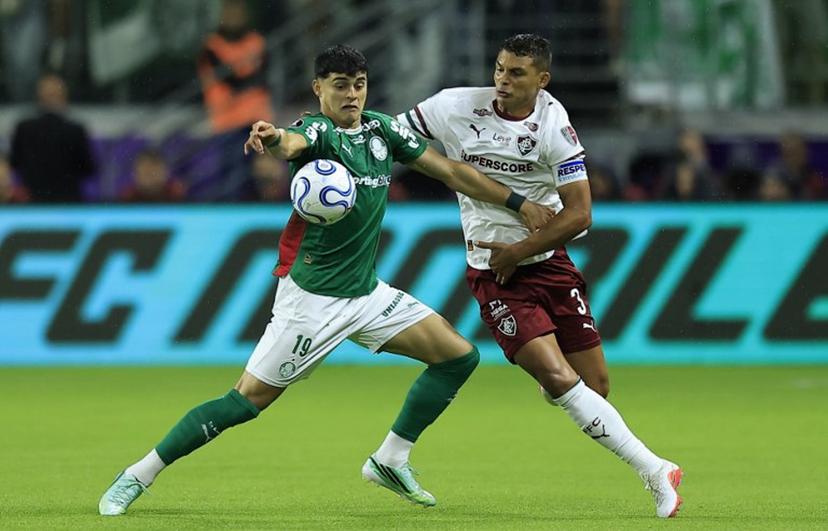 Palmeiras' Paraguayan forward #19 Ramon Sosa and Fluminense's defender #03 Thiago Silva fight for the ball during the Copa Libertadores semifinal second leg football match between Brazil's Palmeiras and Fluminense at the NuBank Parque stadium in Sao Paulo, Brazil, on October 21, 2026. Miguel SCHINCARIOL / AFP