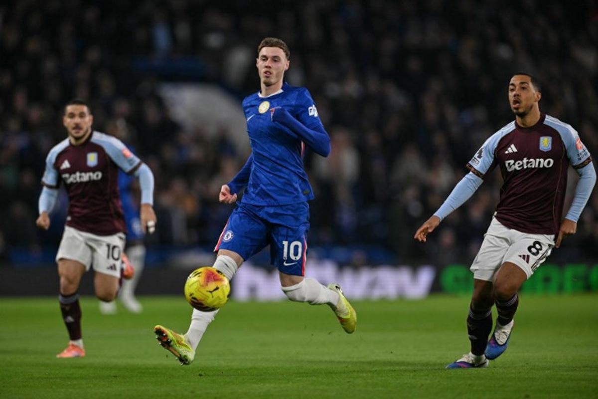 Chelsea's English midfielder #10 Cole Palmer (C) is challenged by Aston Villa's Belgian midfielder #08 Youri Tielemans (R) and Aston Villa's Argentinian midfielder #10 Emiliano Buendia (L) during the English Premier League football match between Chelsea and Aston Villa at Stamford Bridge in London on December 27, 2025. Glyn KIRK / AFP