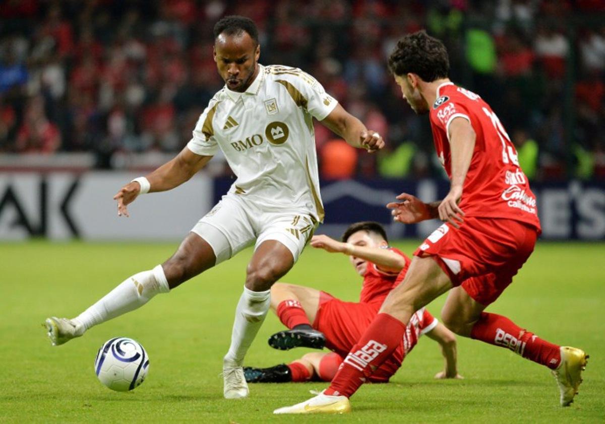 Los Angeles FC's French forward #17 Jeremy Ebobisse and Toluca's Argentine midfielder #19 Santiago Simon fight for the ball during the CONCACAF Champions Cup semifinal second leg football match between Mexico's Toluca and US' Los AngelesFC (LAFC) at the Nemesio Diaz stadium in Toluca, sate of Mexixo, Mexico on May 6, 2026. Mario Vazquez / AFP