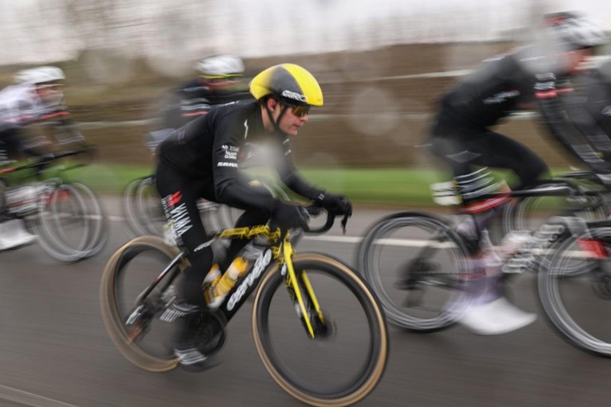 Team Visma-Lease a Bike's French rider Axel Zingle (C) cycles during the 6th stage of the Paris-Nice cycling race, 209,8 km between Saint-Julien-en-Saint-Alban and Berre l'Étang, on March 14, 2025. Anne-Christine POUJOULAT / AFP