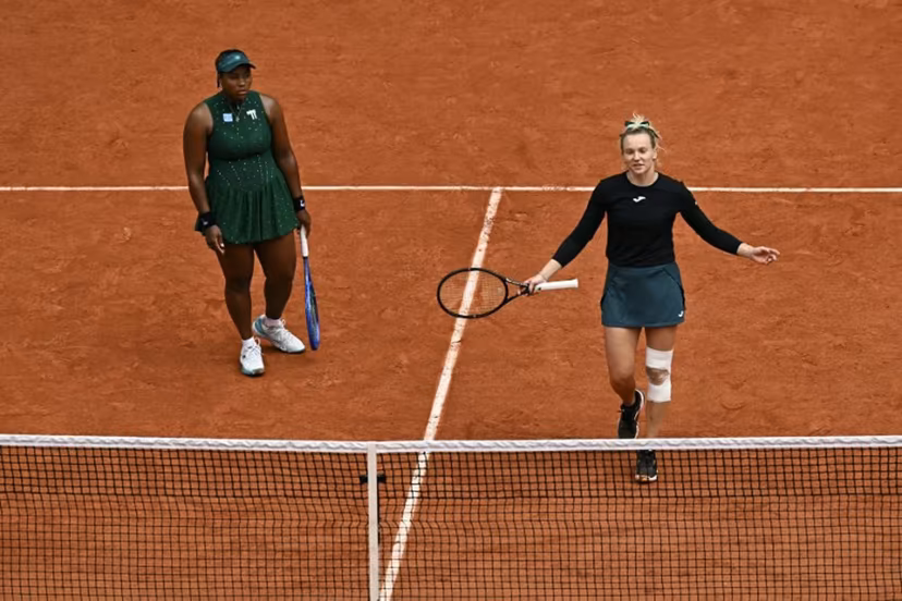 Czech Republic's Katerina Siniakova (R) reacts past US Taylor Townsend during their women's doubles final match against Kazakhstan's Anna Danilina and Serbia's Aleksandra Krunic on day 15 of the French Open tennis tournament on Court Philippe-Chatrier at the Roland-Garros Complex in Paris on June 7, 2026. JULIEN DE ROSA / AFP
