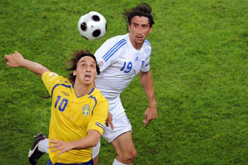 Swedish forward Zlatan Ibrahimovic (L) vies with Greek defender Paraskevas Antzas during their Euro 2008 Championships Group D football match Greece vs. Sweden on June 10, 2008 at Stade Wals-Siezenheim, in Salzburg, Austria. AFP PHOTO / MLADEN ANTONOV -- MOBILE SERVICES OUT -- MLADEN ANTONOV / AFP