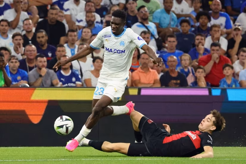 Bayer Leverkusen's German defender Reno Munz (R) fights for the ball with Marseille's Senegalise forward Ismaila Sarr (L) during the pre-season friendly football match between Olympique Marseille (OM) and Bayer Leverkusen at the Stade Velodrome in Marseille, southern France on August 2, 2023. CLEMENT MAHOUDEAU / AFP