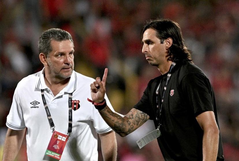 Alajuelense's coach Bryan Ruiz (R) gestures next to his assitant Javier Delgado during the second-leg quarterfinal football match of the Concacaf Central American Cup between Costa Rica's LD Alajuelense and Honduras' CD Marathon at the Alejandro Morera Soto Stadium in Alajuela, Costa Rica, on September 17, 2026. Ezequiel BECERRA / AFP