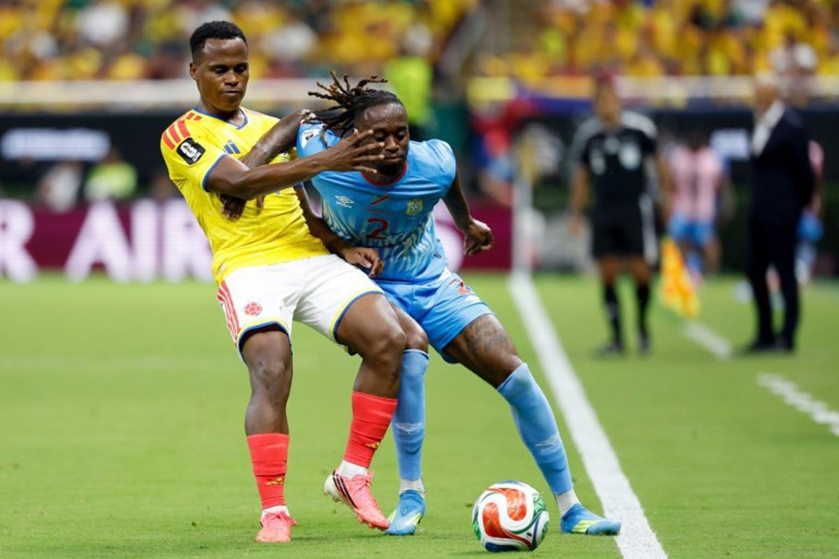 Colombia's midfielder #11 Jhon Arias and Congo DR's defender #02 Aaron Wan-Bissaka fight for the ball during the 2026 World Cup Group K football match between Colombia and Democratic Republic of Congo at the Guadalajara Stadium in Zapopan on June 23, 2026. Ulises RUIZ / AFP
