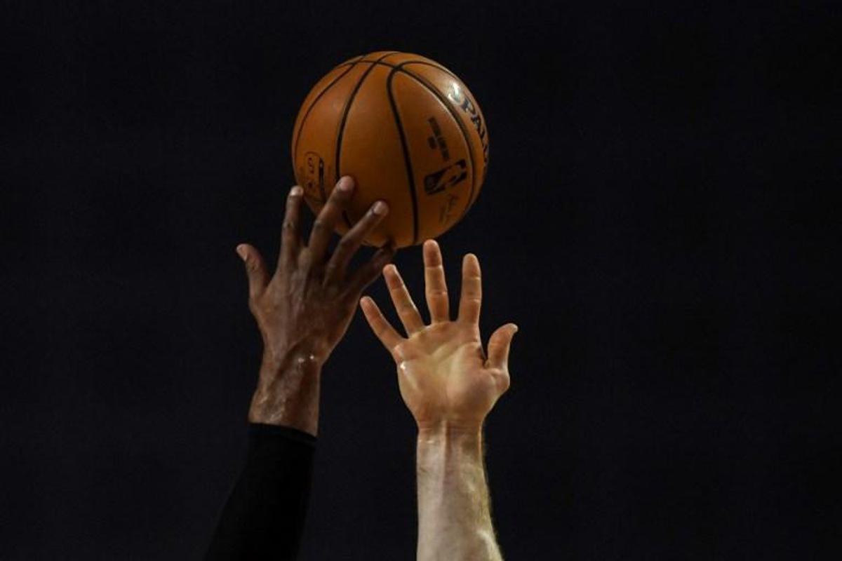 San Antonio Spurs' US center LaMarcus Aldridge (L) vies for the ball with Phoenix Suns' Australian center Aron Baynes during an NBA Global Games basketball match in Mexico City, on December 14, 2019. PEDRO PARDO / AFP