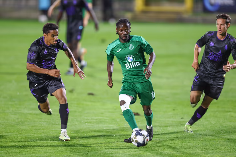 Beerschot's Colin Dagba and Virton's Modeste Duku fight for the ball during a soccer game between Royal Excelsior Virton (1st Amateur) and Beerschot VA, in Virton, Friday 05 September 2025, on Day 7 of the Croky Cup 2025-2026. BELGA PHOTO BRUNO FAHY