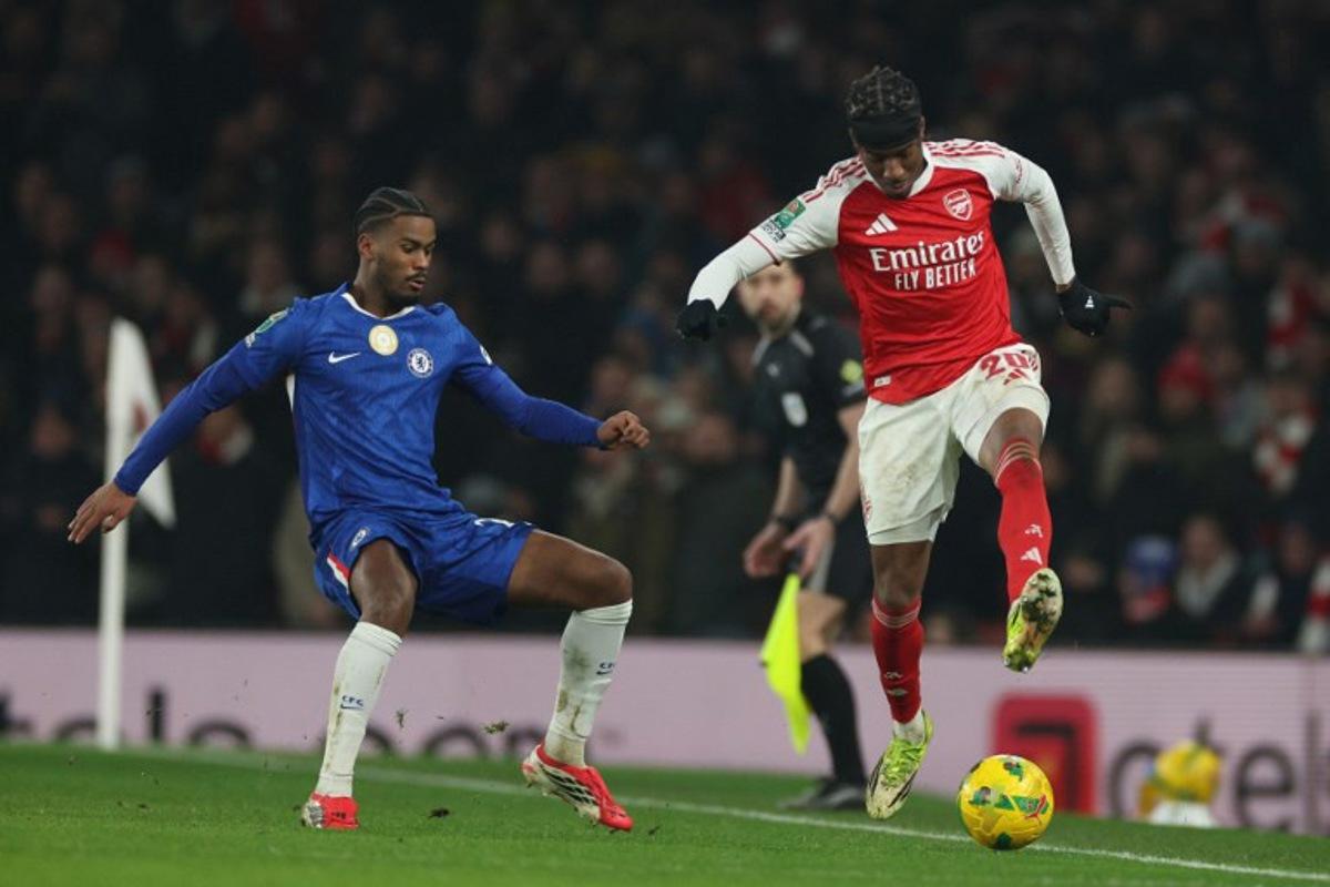 Arsenal's English defender #20 Noni Madueke (R) vies with Chelsea's Dutch defender #21 Jorrel Hato (L) during the English League Cup semi final second leg, football match between Arsenal and Chelsea at the Emirates Stadium, in London on February 3, 2026. Adrian Dennis / AFP