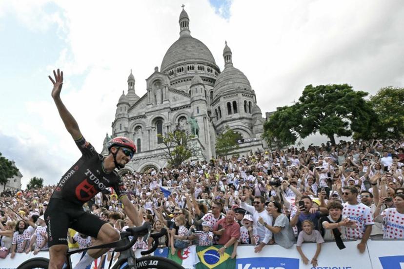 Tudor Pro Cycling Team's French rider Julian Alaphilippe cycles past the Sacre Coeur basilica during the 21st stage of the 113th edition of the Tour de France cycling race, 88,7 km starting and finishing in Paris, on July 26, 2026. Loic VENANCE / AFP