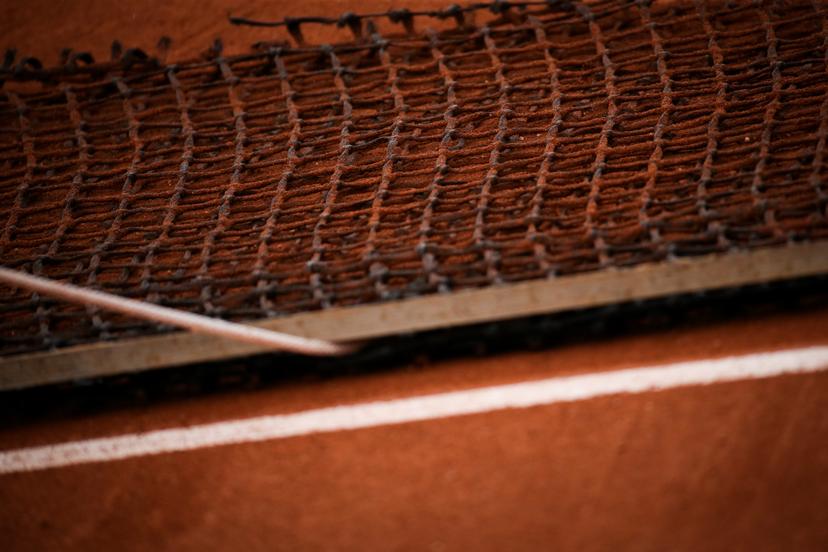 Illustration picture shows a special net to sweep the gravel court, at a tennis match in the first round of the men's singles tournament at the Roland Garros French Open tennis tournament, in Paris, France, Sunday 22 May 2016. The Roland Garros Grand Slam takes place from 15 May to 5 June 2016. BELGA PHOTO VIRGINIE LEFOUR
