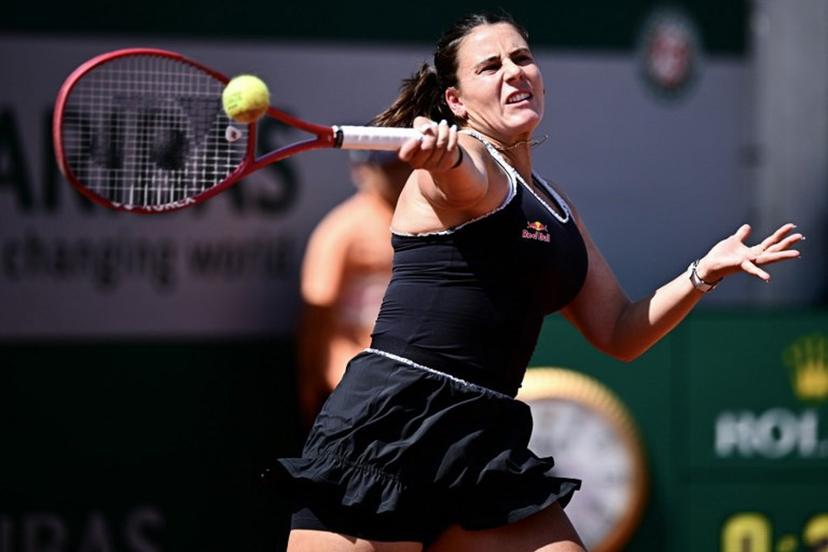 US Emma Navarro plays a forehand return to US Iva Jovic during their women's singles match on day 5 of the French Open tennis tournament at the Roland-Garros Complex in Paris on May 28, 2026. JULIEN DE ROSA / AFP