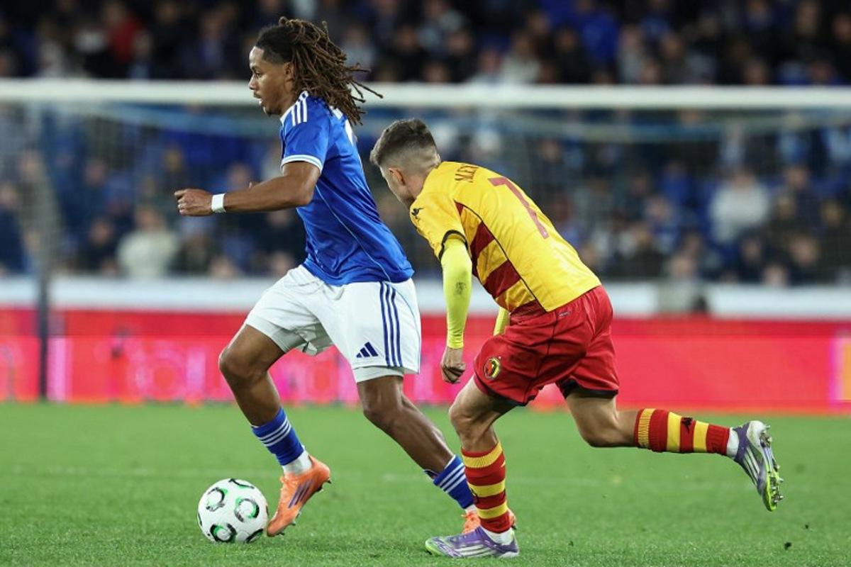 Strasbourg's French midfielder #17 Mathis Amougou (L) fights for the ball with Jagiellonia Bialystok's Spanish defender #07 Alejandro Pozo during the UEFA Conference League, League Phase day 2 football match between RC Strasbourg Alsace and Jagiellonia Białystok at the Meinau Stadium in Strasbourg, eastern France, on October 23, 2025. Frederick FLORIN / AFP