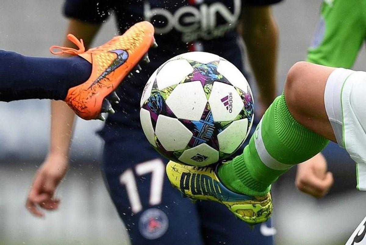 Paris Saint-Germain's French players vies with Wolfsburg's players during the UEFA Women's Champions League semi-final second leg football match between Paris Saint-Germain and Wolfsburg on April 26, 2015 at the Charlety stadium in Paris. AFP PHOTO / FRANCK FIFE Franck FIFE / AFP