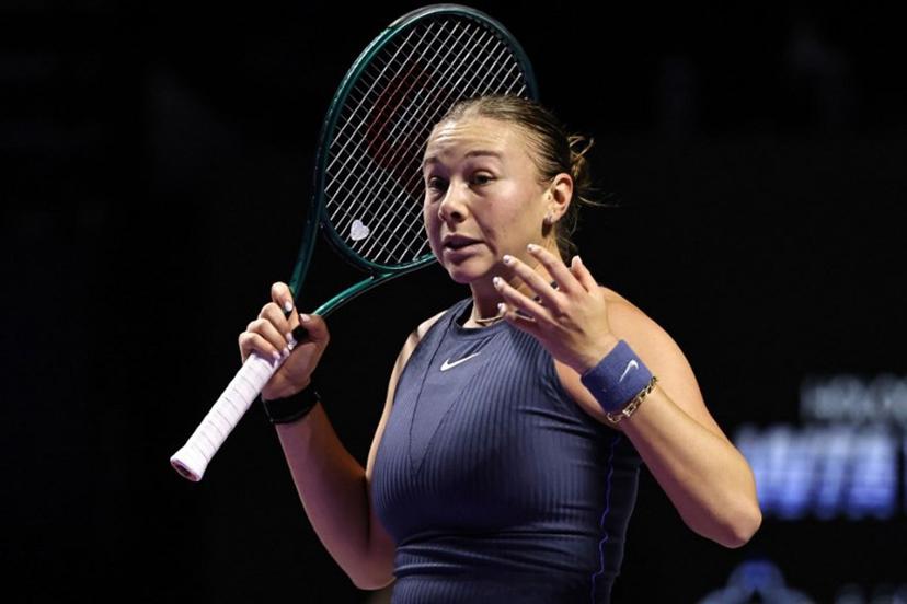 US' Amanda Anisimova reacts after a point against Poland's Iga Swiatek during their WTA Finals tennis tournament in Riyadh on November 5, 2025. Fayez NURELDINE / AFP